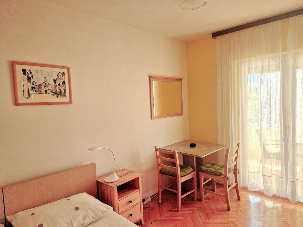 Apartments And Rooms Dobrila イェルサ 部屋 写真