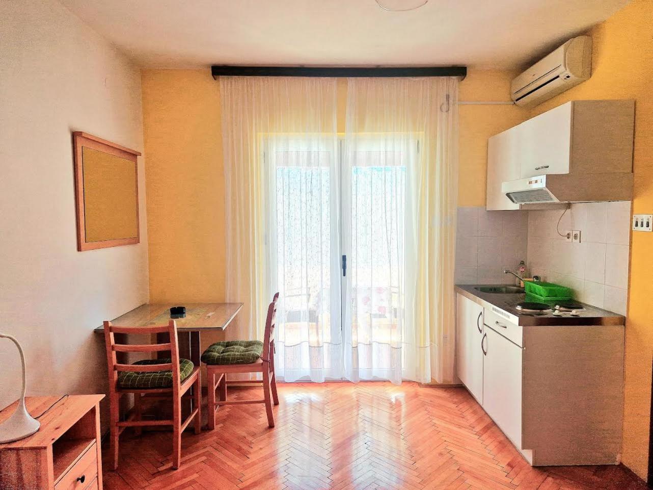 Apartments And Rooms Dobrila イェルサ 部屋 写真