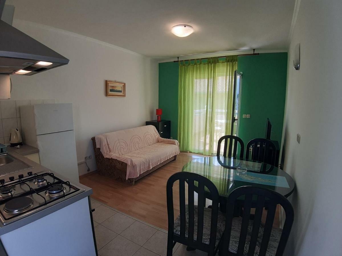 Apartments And Rooms Dobrila イェルサ エクステリア 写真
